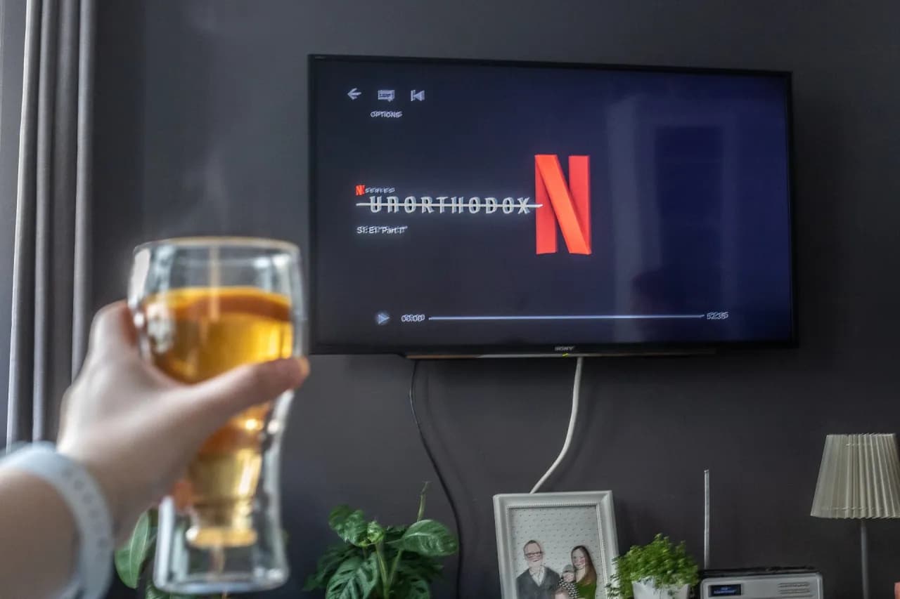 Najlepsze seriale, które warto obejrzeć na Netflix – wybierz mądrze